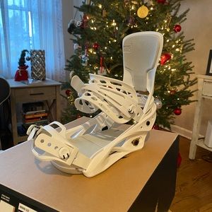 NEW! NEVER USED! Burton Women’s 2022 Lexa Binding size Medium, Stout White